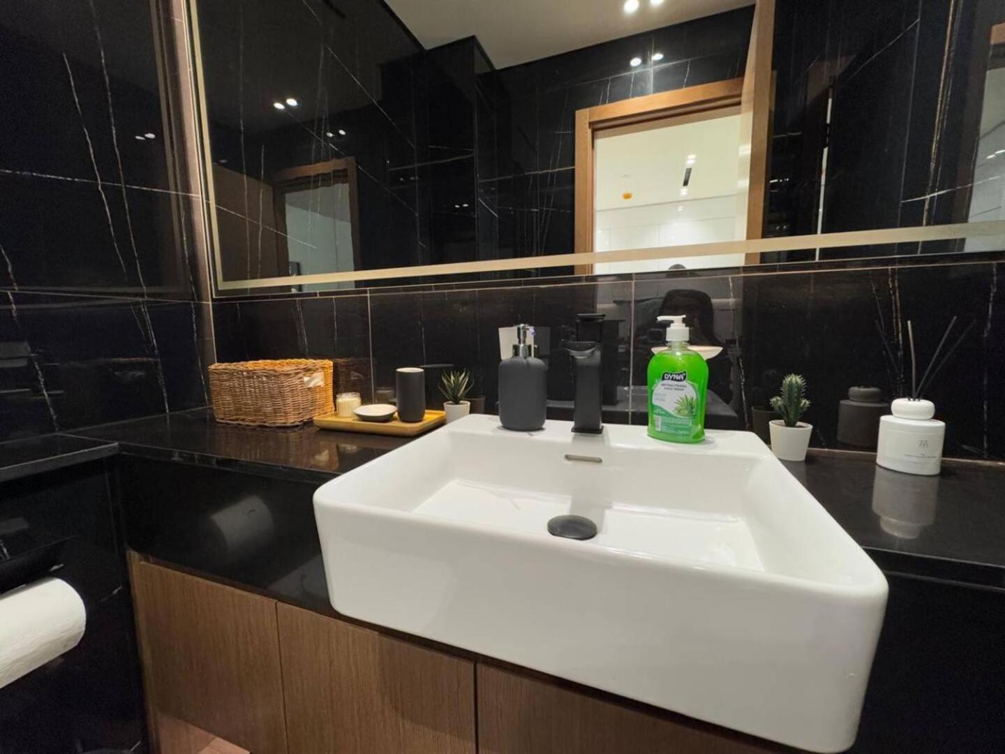 Modern & Smart 1br W Stylish Interiors In Jvc Apartment
